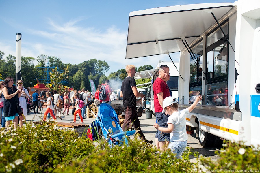 Клопс на колёсах: как прошёл фестиваль фудтраков на Верхнем озере  