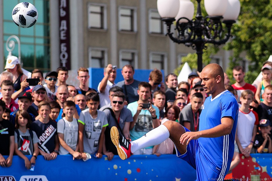 Праздник очередей и футбола: чем запомнился матч легенд ФИФА в Калининграде