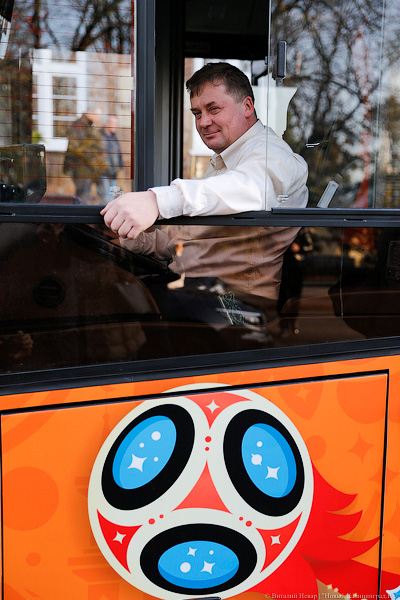 Верхом на трёхглазой змее: на калининградские автобусы нанесли символику ЧМ