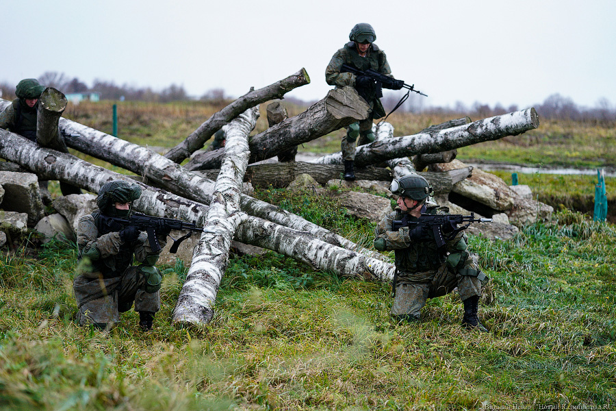 В условиях, приближенных к боевым: тренировка морпехов на психологической полосе препятствий