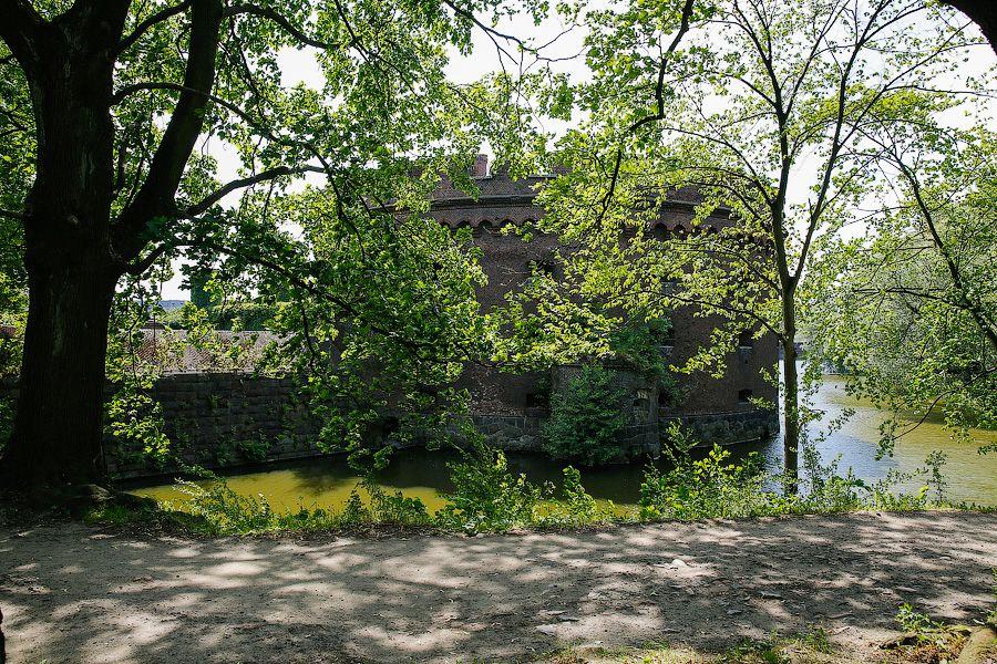 Калининградское чудо: застройщик гостиницы не вырубает, а благоустраивает 2 сквера (фото)