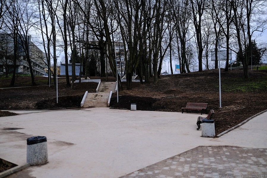 Бетон и пустота: в Калининграде завершается благоустройство Нижнего озера (фото)