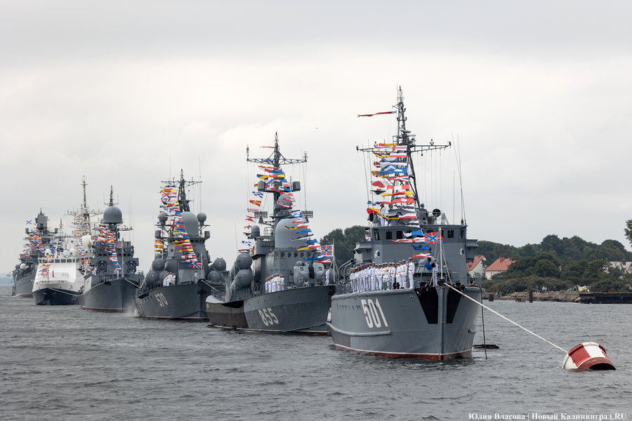 День ВМФ в Балтийске: как прошел парад кораблей Балтфлота (фото)