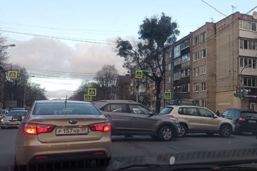 Очевидец: на Невского собралась огромная пробка из-за ДТП (фото)