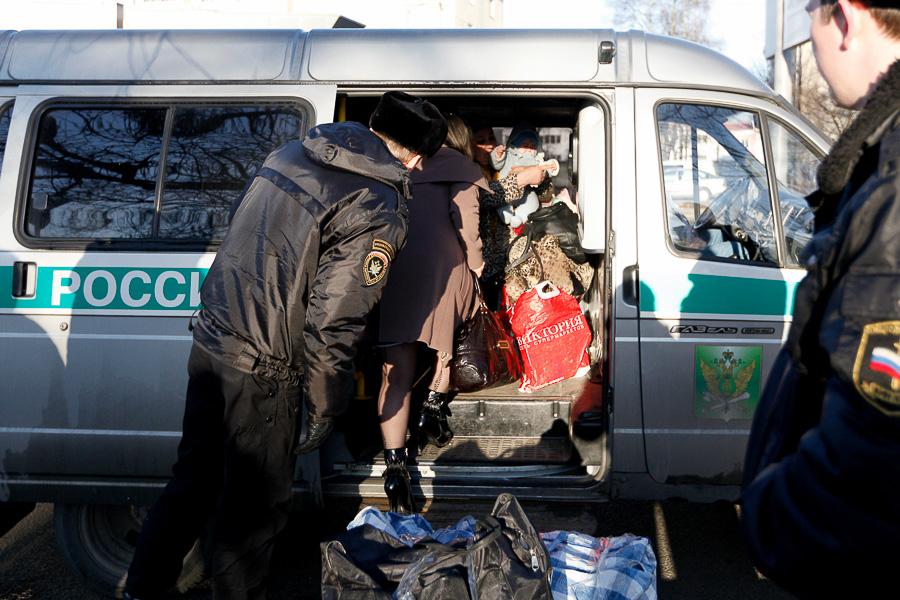 Капля в море, или 8 билетов в один конец: как судебные приставы отправили на родину таджикскую семью