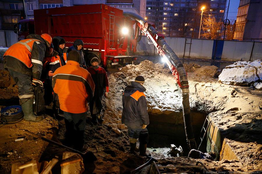 Ледовый остров: под второй эстакадой прорвало трубопровод (фото)