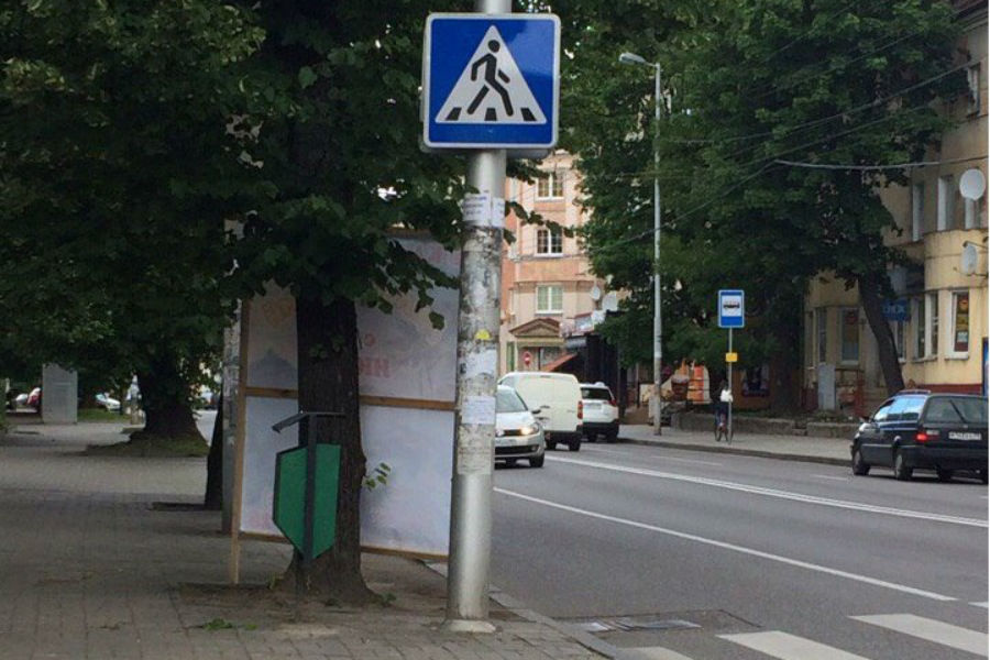 В Калининграде автомобилисты жалуются на закрывающие обзор рекламные баннеры (фото)