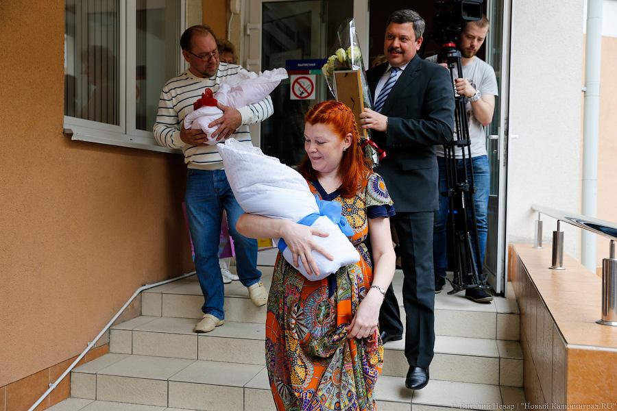 На фоне Мадонны: как многодетную пару из роддома «к дате» выписывали