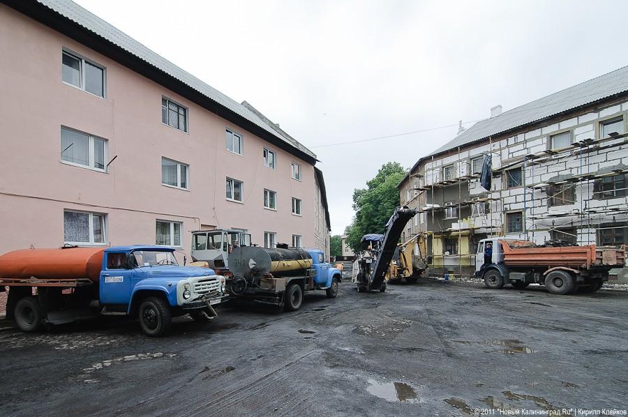 Балтийск спешно ремонтирует дороги и фасады домов ко Дню ВМФ