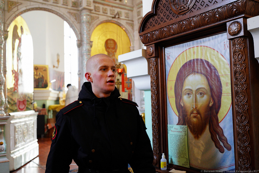 С ними Бог и Андреевский флаг: в Балтийске морпехи прошли крестным ходом к храму (фото)