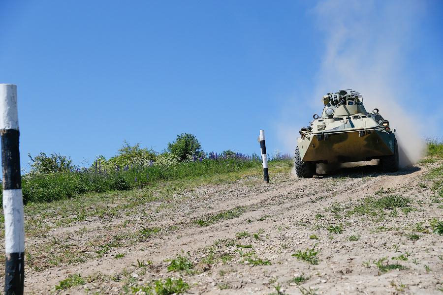 «Вальс бронетранспортёров»: в Хмелевке прошло военно-морское дерби 