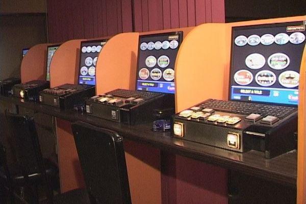 За ночь полицейские закрыли в Калининграде 20 подпольных казино, изъято 340 тыс рублей (+фото)