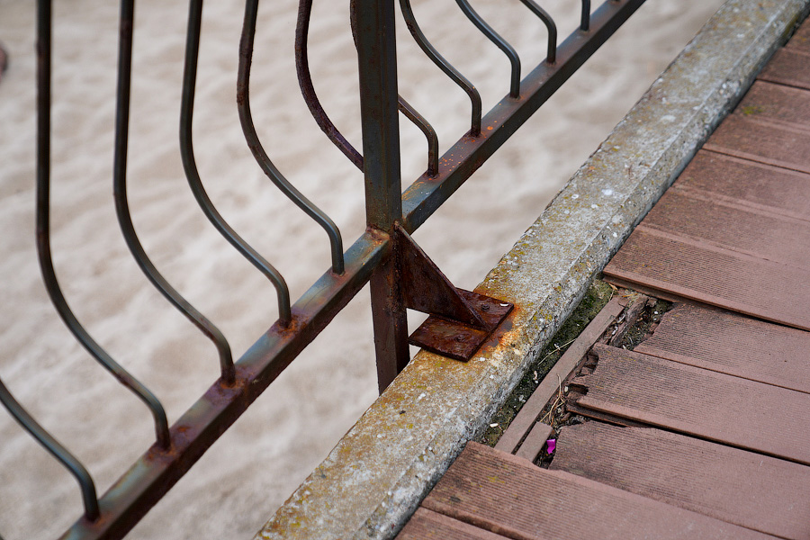 Ржавое настоящее: как выглядит променад рядом с госрезиденцией в Пионерском