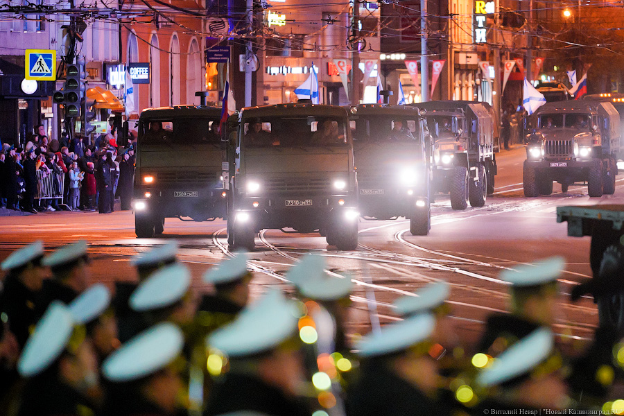 Вечерний марш: в Калининграде прошла репетиция парада Победы (фото)