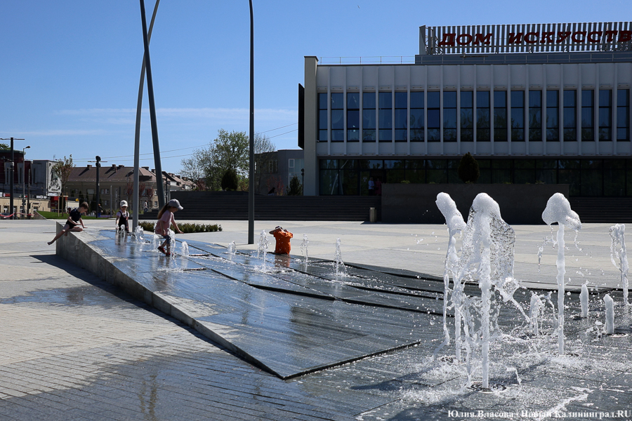 На площади у Дома искусств завершается благоустройство. Вот как она выглядит (фото)