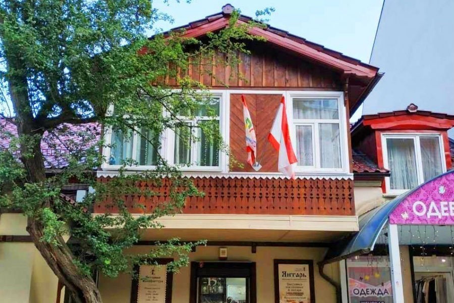 В Зеленоградске восстановили элементы деревянного зодчества на здании в центре (фото)