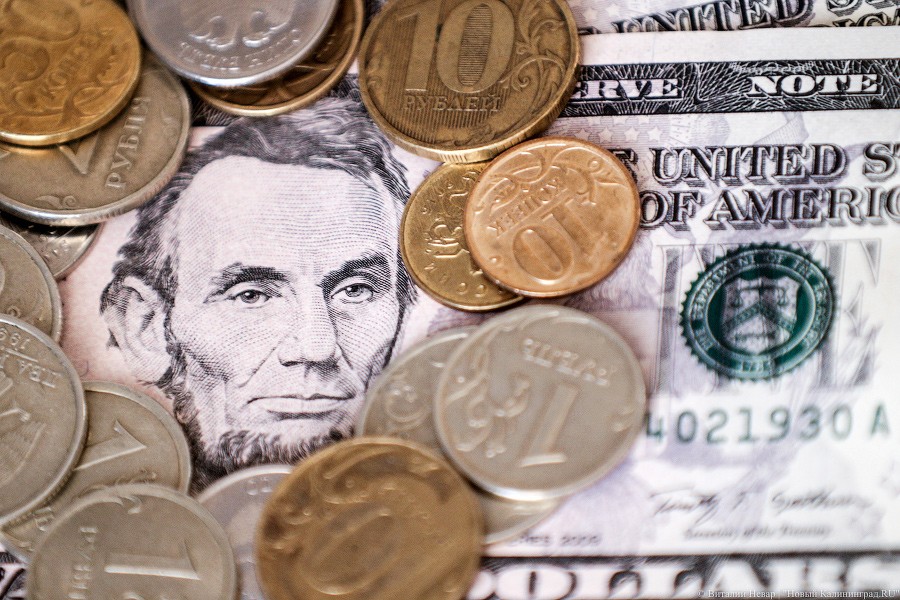 Силуанов: у властей РФ нет планов перевода валютных счетов граждан в рублевые