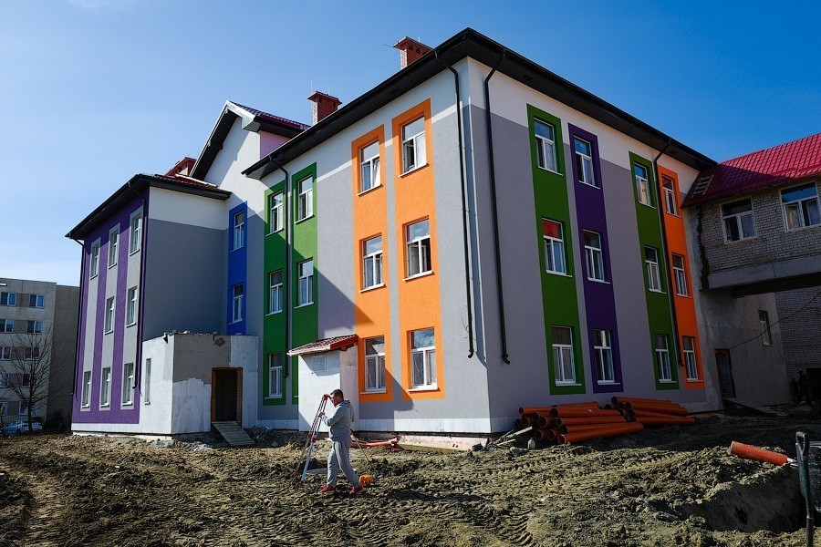 Почему в маске, почему без маски: в Калининграде продолжаются социальные стройки