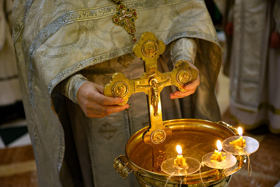 Великая агиасма: освящение воды в соборе Христа Спасителя в Крещенский сочельник (фото)