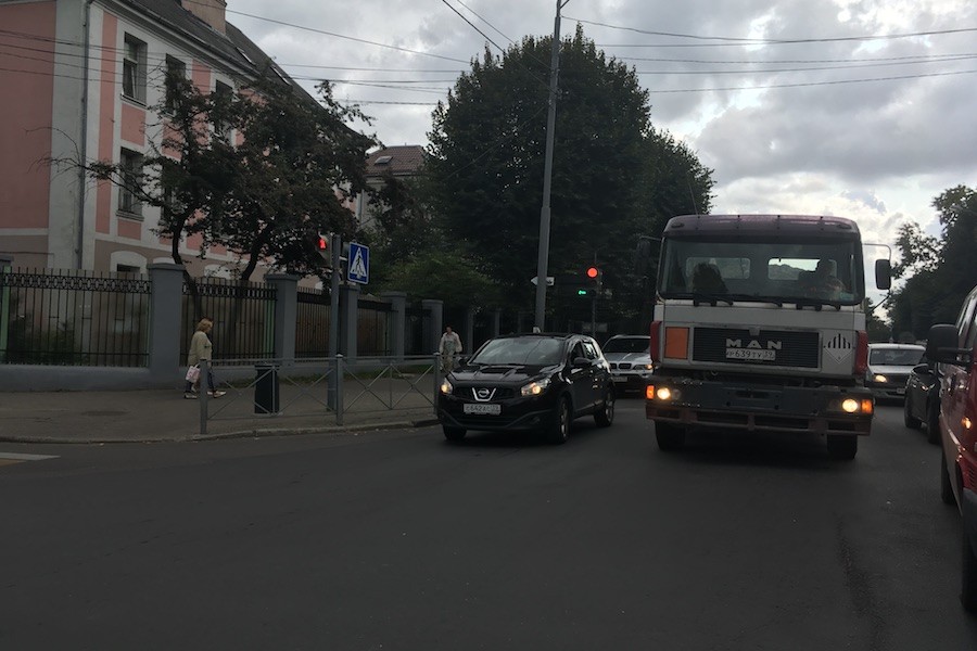 Улица Невского «встала» из-за ДТП с грузовиком (фото)