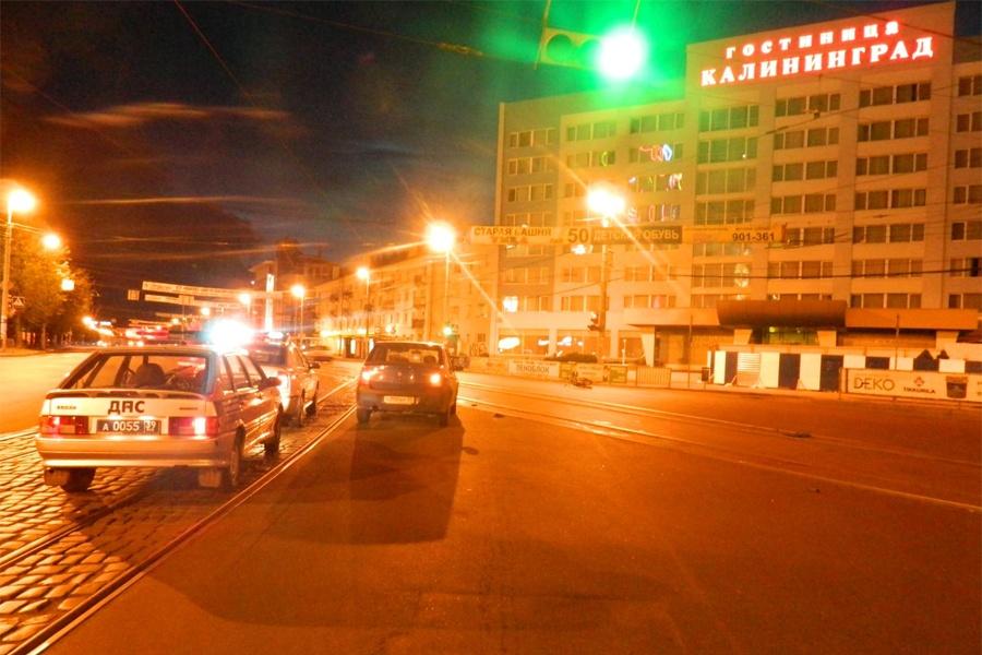 В Калининграде на Ленинском проспекте такси сбило велосипедистку (фото)