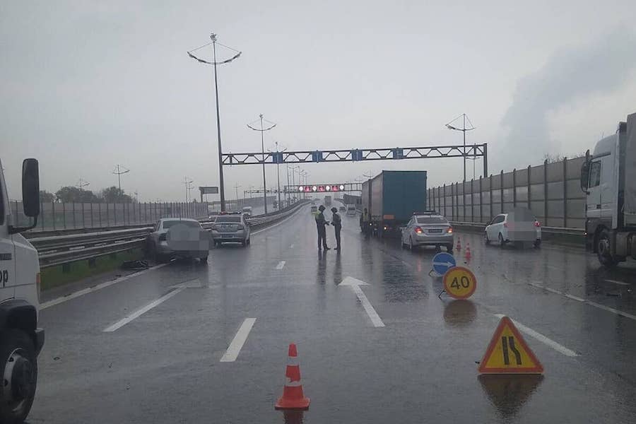 В Калининграде фура столкнула легковое авто на отбойник, есть пострадавший (фото)