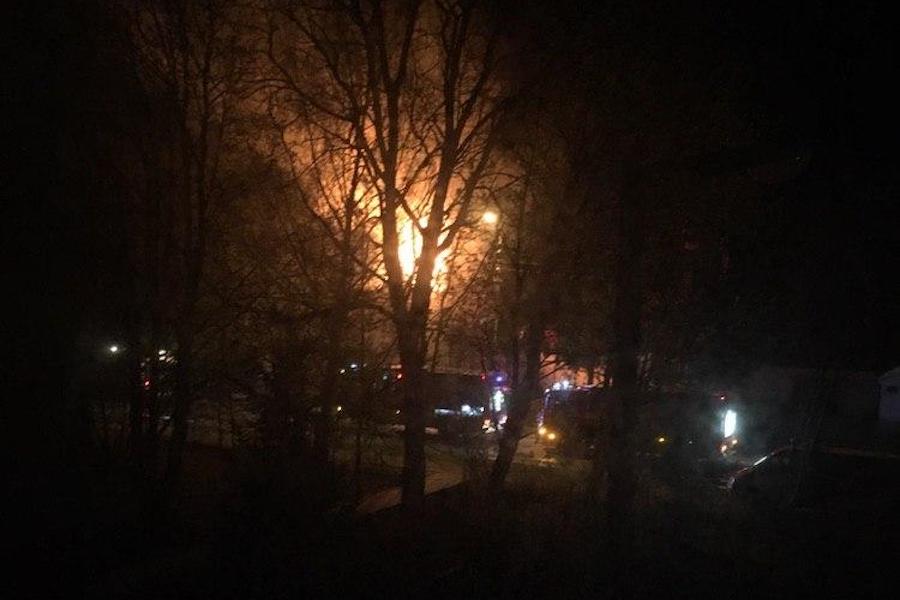 Очевидцы: на кладбище в Калининграде загорелась церковь (фото, дополнено)