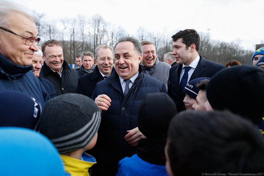 «С пионерским приветом»: как Виталий Мутко на мяче расписался (фото)