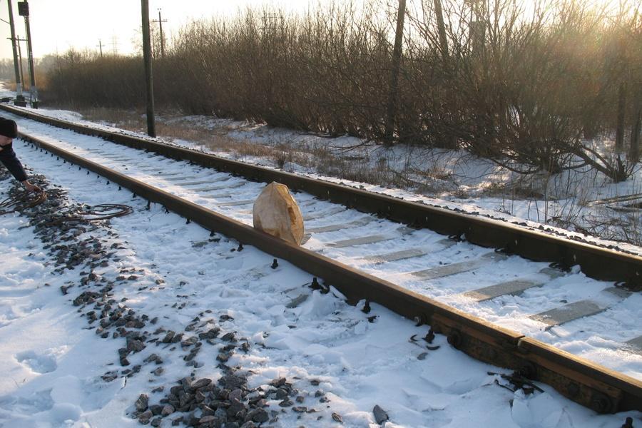 Двое мужчин пытались разобрать действующие рельсы на металлолом (фото)