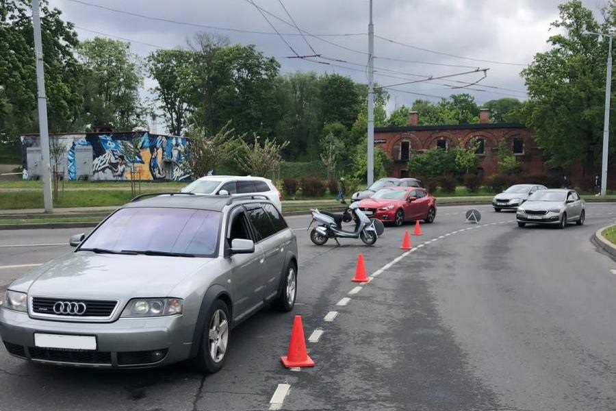 В ГИБДД уточнили подробности ДТП с 74-летним скутеристом в центре Калининграда (фото)