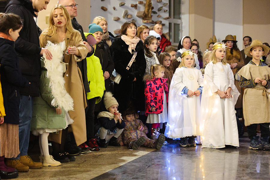 «Тихий крошечный Христос»: калининградские католики встретили Рождество (фото)