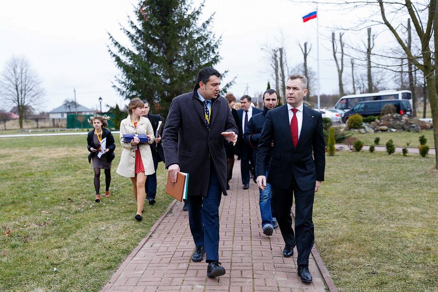 Селфи на фоне детства: как Павел Астахов Калининградскую область навещал