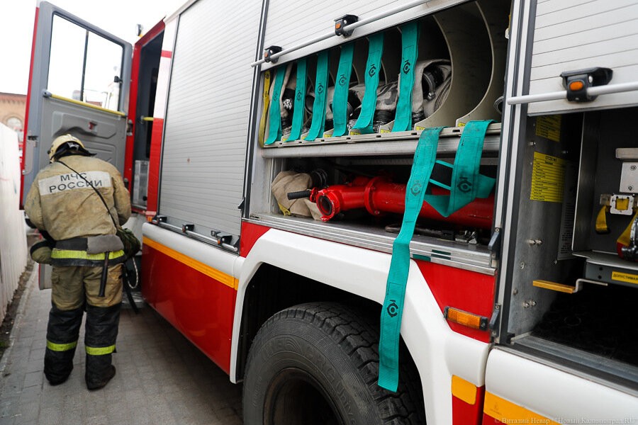 В Черняховске огонь повредил три машины