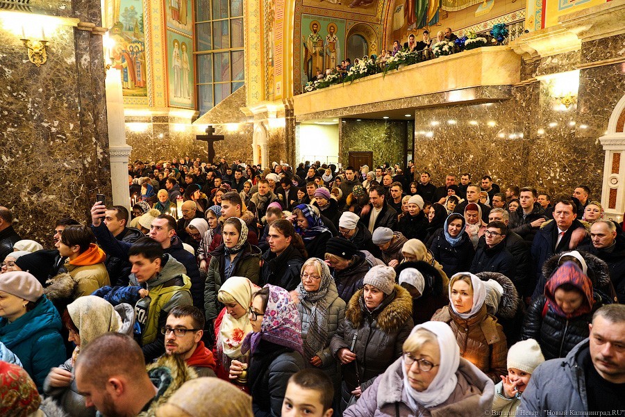 Смиренные взгляды: в соборе Христа Спасителя Калининграда встретили Рождество (фото)