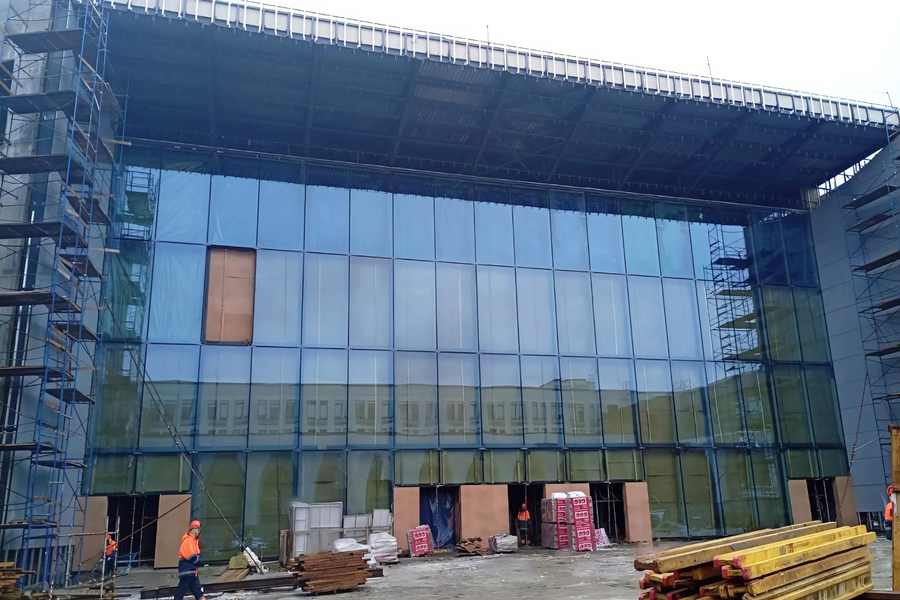 В Калининграде в конференц-комплексе неокампуса БФУ завершают остекление 