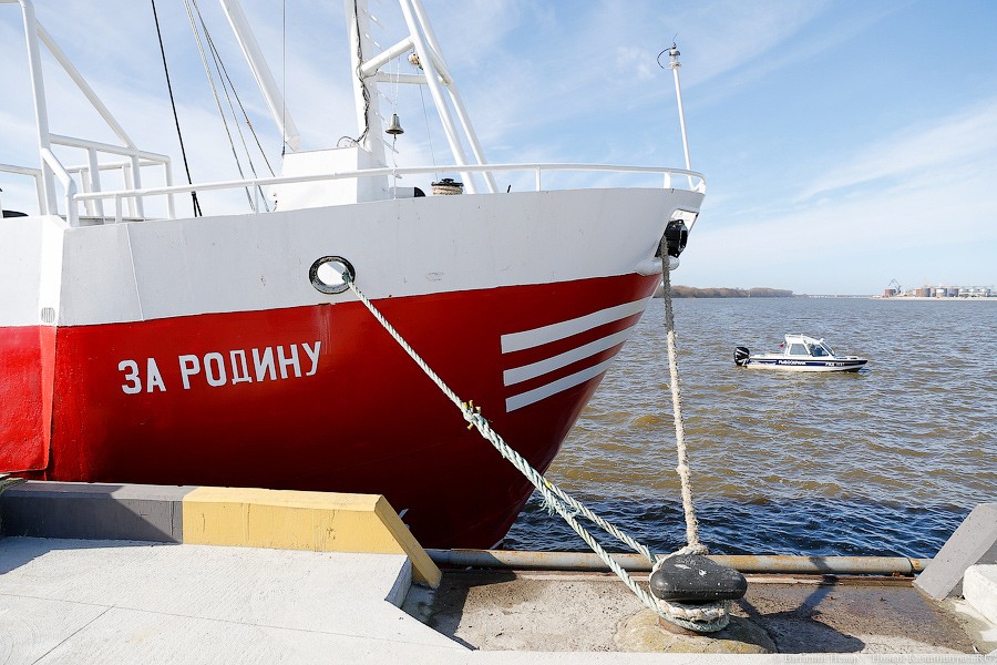 У берегов Балтийска пограничники остановили неуправляемый траулер «За Родину»