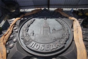 Депутаты решили добавить ордену Победы на триумфальной колонне «рубинов и платины»