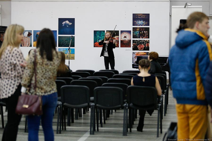 Картинки с выставки: открытие Балтийской биеннале фотографии