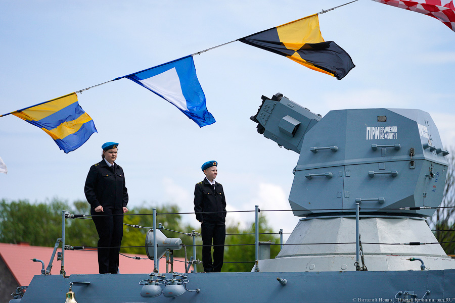 Пушки и «мини-Петр»: в Балтийске прошёл парад в честь Дня Балтфлота (фото)