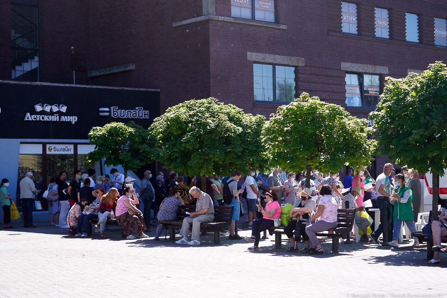 Кто последний на укол: в Калининграде образовались очереди на прививку от COVID