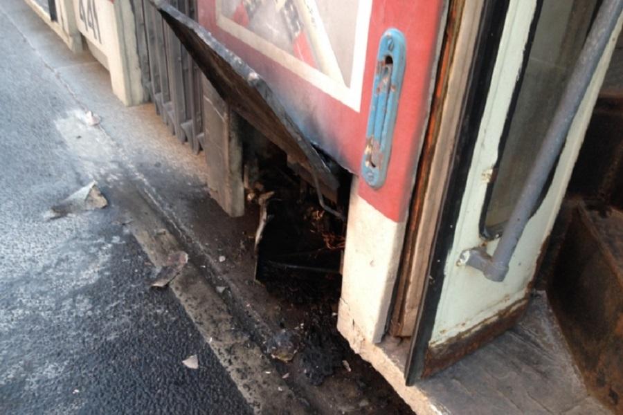 В Калининграде полицейский потушил загоревшийся на ходу трамвай (фото)
