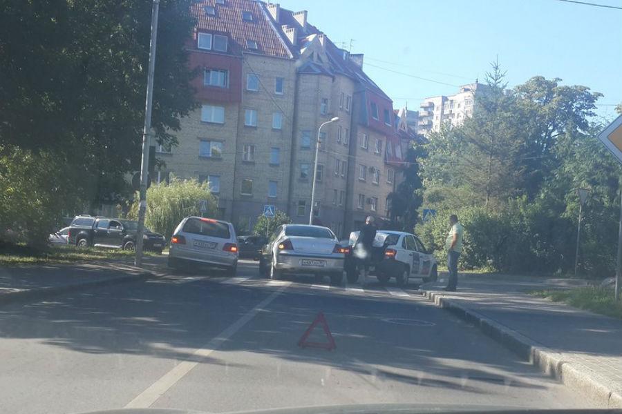 На улице Озерной в Калининграде столкнулись две легковушки (фото)