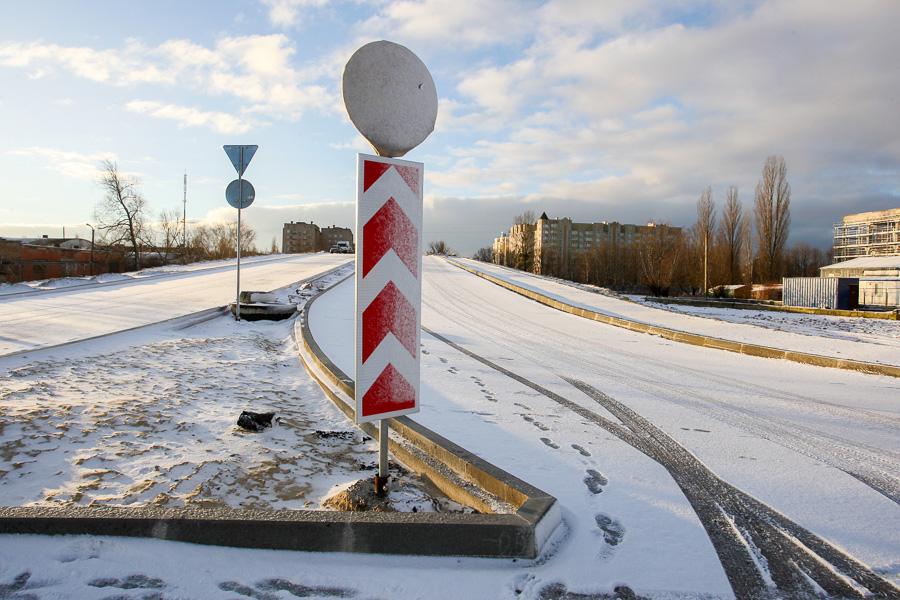 Плохо попросил: несмотря на просьбы мэра, расширение дорог на Сельме закончить не успели