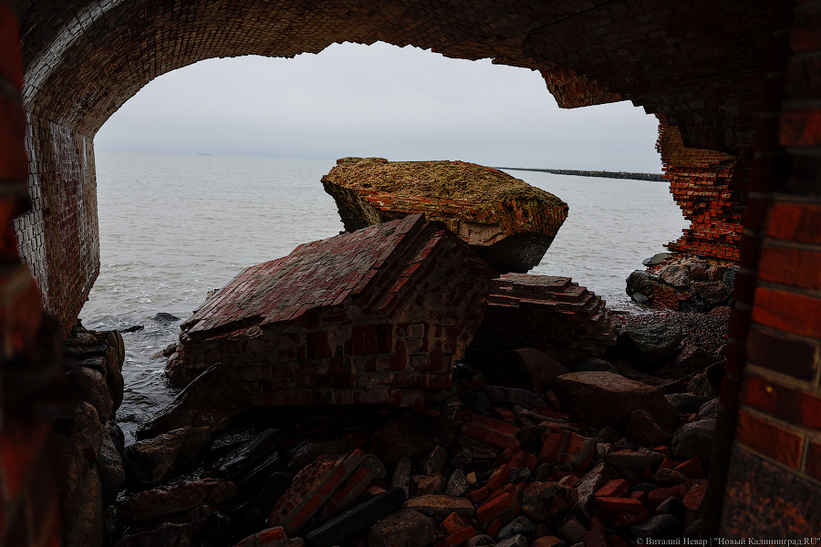 Тетраподы на куски: последствия шторма в Балтийске (фото)