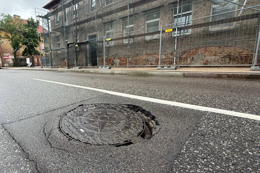 В Калининграде напротив здания дорожно-транспортного комитета провалился люк (фото)