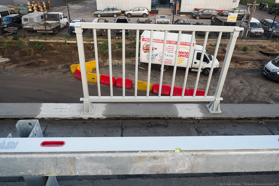 Наполовину открыто: путепровод на Московском начал пропускать автотраснпорт