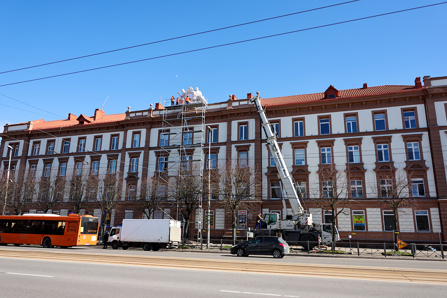 Улучшенная копия: акротерий «Движение и время» вернулся на историческое место (фото)