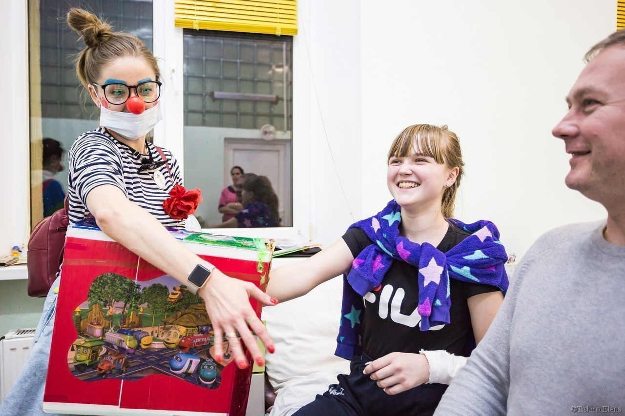 «Я не вижу болезни, я вижу детей»: зачем нужны клоуны в детской онкогематологии