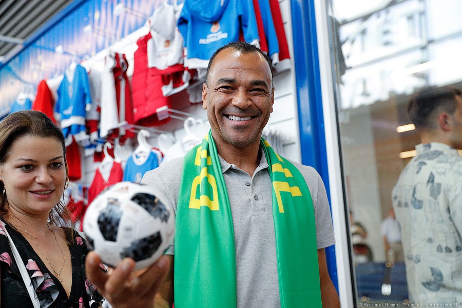 Шапка-ушанка в подарок и селфи с Забивакой: бразилец Кафу прилетел в Калининград