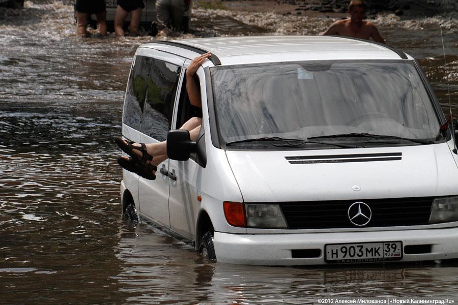 «Праздничные купания»: фоторепортаж с затопленной Аллеи Смелых